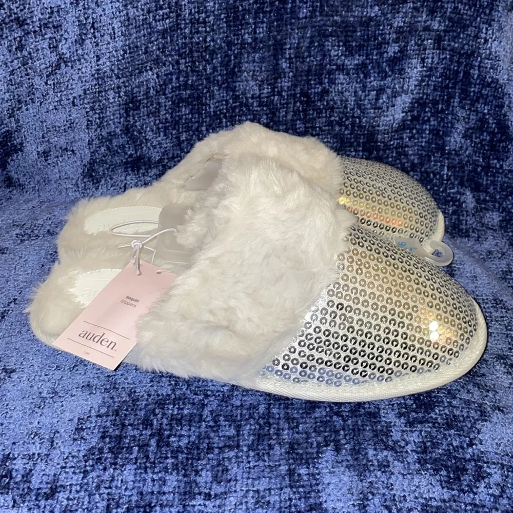 NWT Auden Cream Fuzzy Slippers with Silver Sequin Accents.  Size Large 9/10. - Picture 3 of 7
